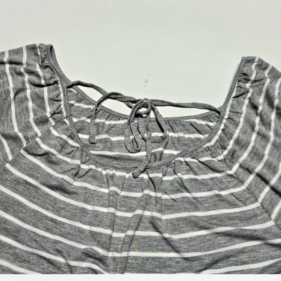 Old Navy Grey/White Striped Tee, Size L - Picture 4 of 4